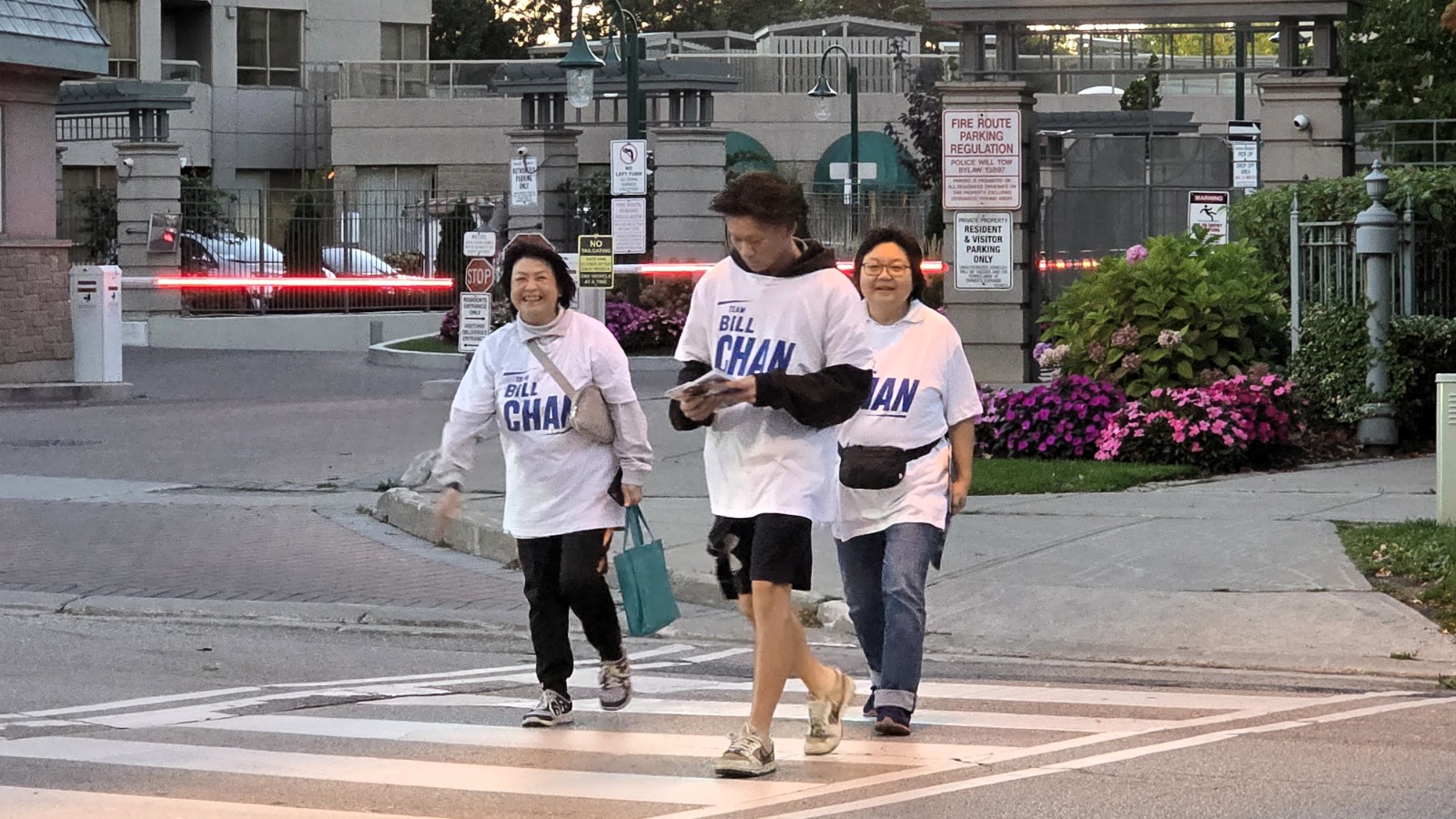  走进社区，一户一户与居民见面
